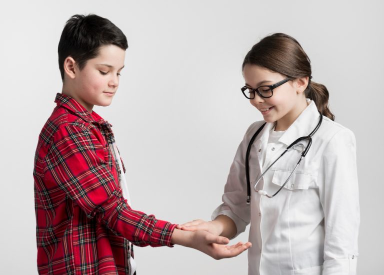 راهنمای کامل چکاپ ۸ سالگی کودک