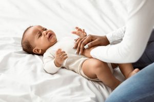 نجات از بیماری‌های گوارشی در کودکان: واقعیت‌ها و نکات برای والدین بیماری‌های گوارشی یکی از ناخوشایندترین بیماری‌هایی هستند که کودکان از مدرسه به خانه می‌آورند. این بیماری‌ها می‌توانند هم برای کودکان و هم برای والدین بسیار آزاردهنده باشند. در این مقاله، به بررسی نکات و توصیه‌هایی می‌پردازیم که والدین می‌توانند هنگام برخورد با چنین بیماری‌هایی از آنها استفاده کنند تا بهترین راه‌حل‌ها را برای مقابله با این وضعیت بیابند. مقدمه بیماری‌های گوارشی در کودکان معمولاً با علائم ناخوشایندی مانند استفراغ و اسهال همراه هستند. در حالی که بیشتر این بیماری‌ها به طور طبیعی بهبود می‌یابند، مراقبت‌های مناسب می‌تواند به کاهش مدت زمان بیماری و پیشگیری از مشکلات بیشتر کمک کند. این مقاله به بررسی ۷ حقیقت و نکته کلیدی برای والدین در مواجهه با این نوع بیماری‌ها می‌پردازد. ۱. شستشوی دست‌ها و تمیز نگه داشتن محیط: اولین خط دفاعی در برابر ویروس‌ها یکی از مهم‌ترین اقداماتی که والدین می‌توانند انجام دهند، شستشوی منظم دست‌ها و تمیز نگه داشتن محیط خانه است. ویروس‌هایی که موجب بیماری‌های گوارشی می‌شوند می‌توانند برای روزها بر روی سطوح باقی بمانند و از این رو تماس با این سطوح می‌تواند باعث ابتلا به بیماری شود. حتی برخی از ویروس‌ها مانند نورویروس می‌توانند از ضدعفونی‌کننده‌های دست عبور کنند، بنابراین استفاده از آب و صابون برای از بین بردن این ویروس‌ها ضروری است. برای کاهش احتمال انتقال بیماری، لازم است که پس از هر تماس با کودک، مخصوصاً زمانی که به او غذا می‌دهید یا او را در آغوش می‌گیرید، دست‌هایتان را با دقت بشویید. همچنین، تمیز کردن سریع سطوح آلوده و شستن ملحفه‌ها و لباس‌های کودک با آب داغ و استفاده از خشک‌کن با حرارت بالا می‌تواند از شیوع ویروس‌ها جلوگیری کند. ۲. زمان‌بندی استفراغ: بیشتر بچه‌ها به مدت ۲۴ ساعت استفراغ می‌کنند بیشتر پدریشکان معتقدند که استفراغ در اثر ویروس‌های گوارشی معمولاً بیش از ۲۴ ساعت طول نمی‌کشد. البته گاهی اوقات این مدت زمان بیشتر از ۲۴ ساعت می‌شود و کودکان ممکن است بیش از بزرگسالان استفراغ کنند. در چنین شرایطی، برای جلوگیری از بدتر شدن وضعیت، باید مصرف مایعات را به آرامی از سر بگیرید و غذاهای جامد را به تدریج وارد رژیم غذایی کودک کنید. اگر پس از ۲۴ ساعت وضعیت بهبود نیافت و استفراغ ادامه داشت، بهتر است که با پزشک کودک مشورت کنید تا از نظر کم‌آبی و سایر مشکلات بررسی شود. ۳. از نظر روانی و جسمی، مراقبت از کودک بیمار چالش‌برانگیز است مراقبت از کودکی که استفراغ می‌کند، علاوه بر اینکه خود یک چالش جسمی است، از نظر روانی نیز می‌تواند بسیار آزاردهنده باشد. بسیاری از والدین نگرانی‌هایی در خصوص ابتلا به ویروس و بیماری‌های مشابه دارند. با این حال، باید به یاد داشته باشید که با حفظ آرامش و مراقبت از کودک، این وضعیت گذرا خواهد بود. همیشه شستشوی دقیق دست‌ها و مراقبت از کودک با عشق می‌تواند احساس بهتری به شما بدهد. ۴. داروهای ضدتهوع: نیازی به دارو در بیشتر مواقع نیست در بیشتر مواقع، کودکان به داروهای ضدتهوع نیاز ندارند. بسیاری از ویروس‌های گوارشی به طور طبیعی از بدن خارج می‌شوند و تنها نیاز به مراقبت و پشتیبانی دارند. با این حال، در صورتی که استفراغ کودک بیش از ۲۴ ساعت ادامه داشته باشد یا علائم کم‌آبی بدن ظاهر شود، مشورت با پزشک برای تجویز داروهای مناسب ضروری است. ۵. اهمیت استفاده از صابون و آب برای تمیز کردن محیط ویلیام اوسلر گفته است: "صابون و آب و کمی عقل بهترین ضدعفونی‌کننده‌ها هستند." برای جلوگیری از انتشار ویروس‌های گوارشی، تمیز کردن دقیق و منظم محیط خانه ضروری است. شما نیازی به محصولات ضدعفونی‌کننده گران‌قیمت ندارید، بلکه باید با دقت به تمیز کردن سطوح سخت و استفاده از محلول رقیق‌شده سفیدکننده توجه داشته باشید. ۶. کارآگاه کوچک: پیدا کردن منبع بیماری تقریباً غیرممکن است گاهی اوقات، منبع ویروس‌هایی که باعث بیماری گوارشی می‌شوند، نامشخص است. در این شرایط، ممکن است والدین احساس کنند که باید تمام تلاش خود را برای پیدا کردن منبع بیماری صرف کنند، اما این کار معمولاً اتلاف وقت است و بهتر است که بر روی درمان کودک و مراقبت از او تمرکز کنید. ۷. عشق و توجه به کودک: زمانی برای تقویت روابط با وجود تمام چالش‌ها، بیماری‌های گوارشی در کودکان گاهی اوقات می‌توانند فرصتی برای تقویت روابط والد و کودک باشند. زمانی که کودکان بیمار می‌شوند، آن‌ها بیشتر از همیشه به مراقبت و حمایت والدین خود نیاز دارند و این ممکن است باعث تقویت پیوند عاطفی بین کودک و والدین شود. نتیجه‌گیری در نهایت، مواجهه با بیماری‌های گوارشی در کودکان می‌تواند برای والدین چالش‌برانگیز باشد، اما با رعایت نکات بهداشتی و مراقبتی می‌توان این مشکل را به خوبی مدیریت کرد. با شستشوی دقیق دست‌ها، تمیز نگه داشتن محیط، و مراقبت از کودک، می‌توان به سرعت این وضعیت را کنترل کرد و از مشکلات جدی‌تر جلوگیری کرد. سوالات متداول (FAQ) ۱. چگونه می‌توان از انتشار بیماری‌های گوارشی در خانه جلوگیری کرد؟ با شستشوی مداوم دست‌ها و تمیز کردن سریع سطوح آلوده، می‌توان از انتشار ویروس‌ها جلوگیری کرد. ۲. آیا استفراغ بیشتر از ۲۴ ساعت خطرناک است؟ اگر استفراغ بیش از ۲۴ ساعت طول بکشد، بهتر است با پزشک مشورت کنید. ۳. آیا داروهای ضدتهوع برای کودکان مفید هستند؟ در بیشتر موارد، داروهای ضدتهوع نیازی نیستند و تنها مراقبت‌های حمایتی کافی است. ۴. چه زمانی باید به پزشک مراجعه کرد؟ اگر کودک دچار کم‌آبی شدید یا استفراغ ادامه داشته باشد، باید به پزشک مراجعه کرد. ۵. بهترین راه برای تمیز کردن محیط خانه از ویروس‌های گوارشی چیست؟ استفاده از صابون و آب و محلول رقیق‌شده سفیدکننده برای تمیز کردن سطوح بهترین روش است. نکات کلیدی (Key Takeaways) شستشوی مداوم دست‌ها و تمیز نگه داشتن محیط خانه، اولین خط دفاعی در برابر بیماری‌های گوارشی است. استفراغ معمولاً بیشتر از ۲۴ ساعت طول نمی‌کشد، اما در صورت ادامه، باید به پزشک مراجعه کرد. داروهای ضدتهوع در بیشتر مواقع ضروری نیستند و مراقبت‌های حمایتی کافی است. تمیز کردن سطوح با صابون، آب و محلول رقیق‌شده سفیدکننده برای جلوگیری از انتشار ویروس‌ها موثر است. بیماری‌های گوارشی فرصتی برای تقویت روابط والد و کودک هستند.