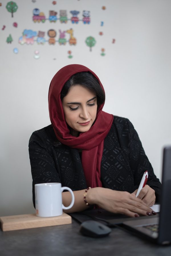 ندا کلکته‌چی در حال تدوین برنامه غذایی